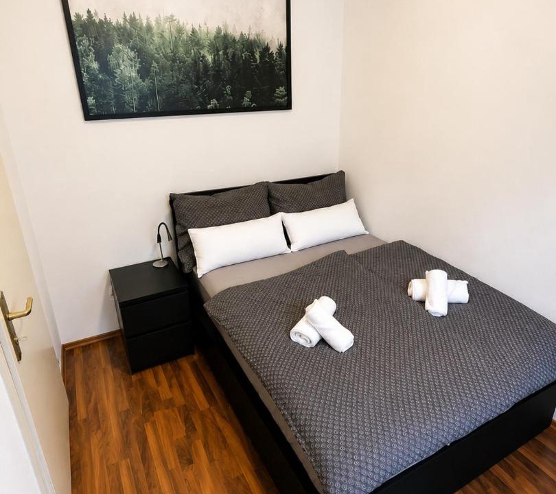 Wahring Apartment | Spacious Garden Apartment 2 Bedrooms Private Terrace Near Metro