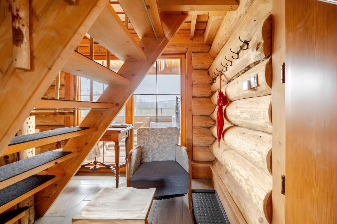 Klagenfurt-Wolfnitz House | Naturstammhaus Almhütte