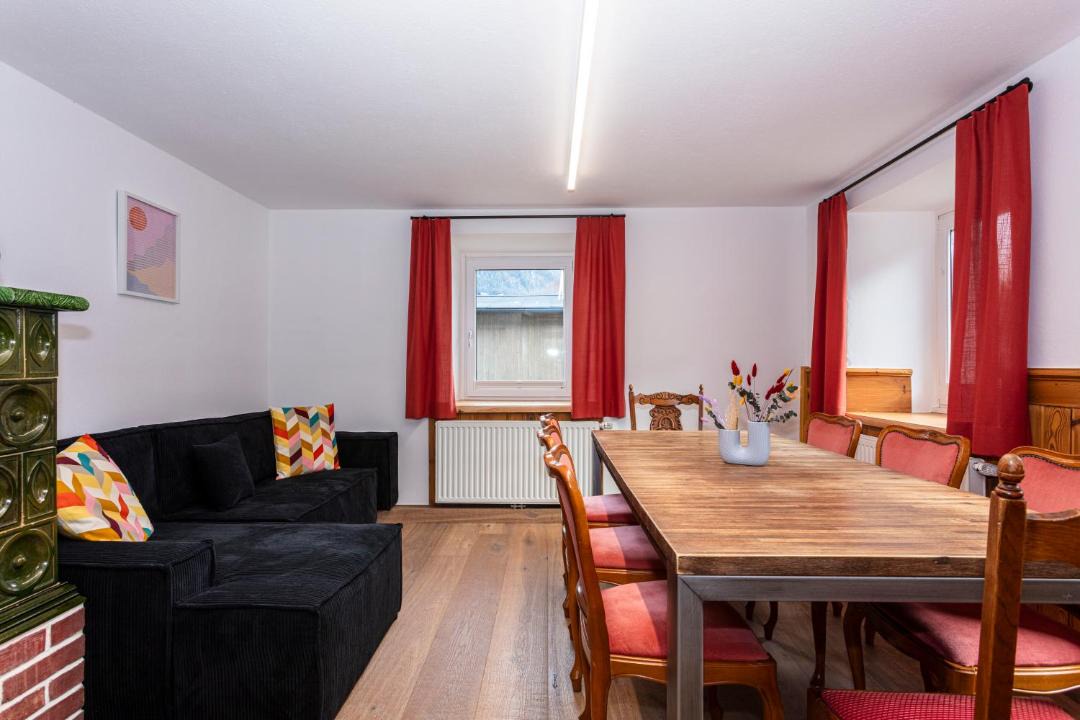 Lofer Apartment | Großes Ferienhaus für 10 Personen mit Kachelofen & Bergblick