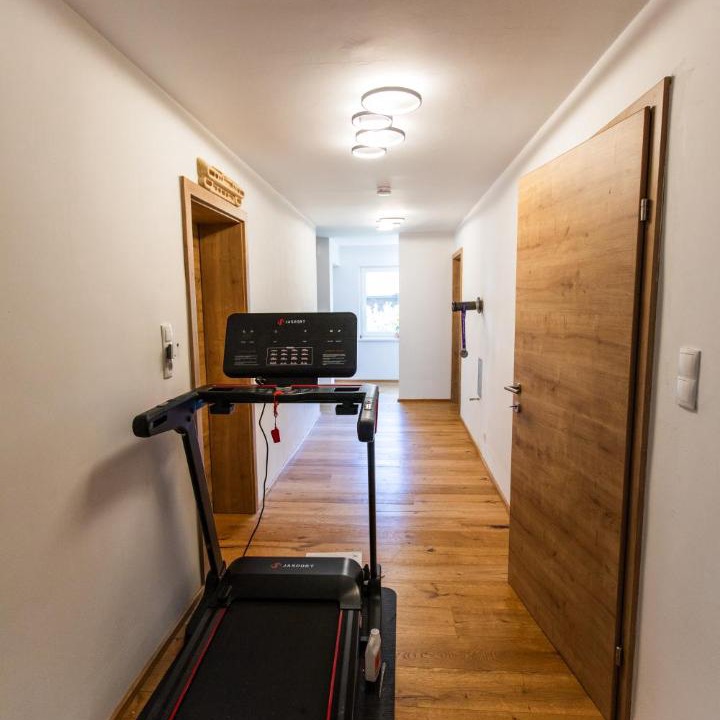 Nassereith House | Gemütliches Gästezimmer mit gemeinsamer Küche, Wohnzimmer & Balkon