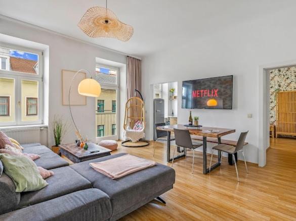 Favoriten Apartment | BOHO Dream Apartment 4BR AC Big
