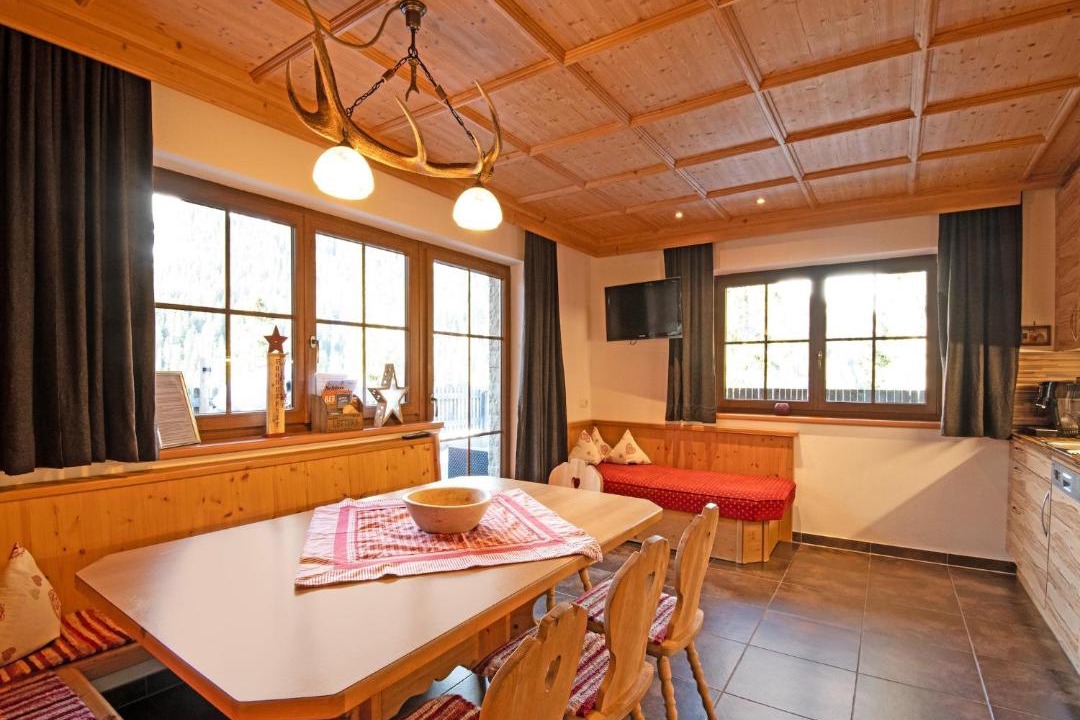 Fuegenberg Apartment | Chalet in Hochfügen near Ski Slopes