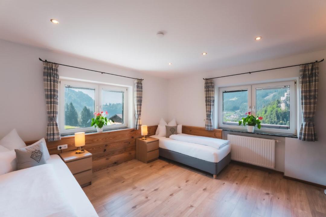 Pfarrwerfen Apartment | Haus Biechl mit Blick auf die Burg Hohenwerfen