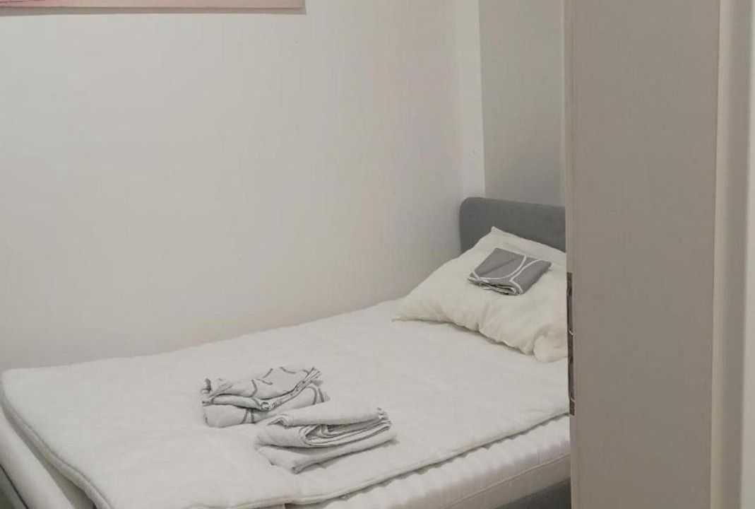 Favoriten Apartment | Gutbau com, Whole Apartment 4u, Self-Check-in, Top-Location, Underground & Shops under window, 3-5min Walking to Swimming & footbal Stadion, Wake-up in sunshine