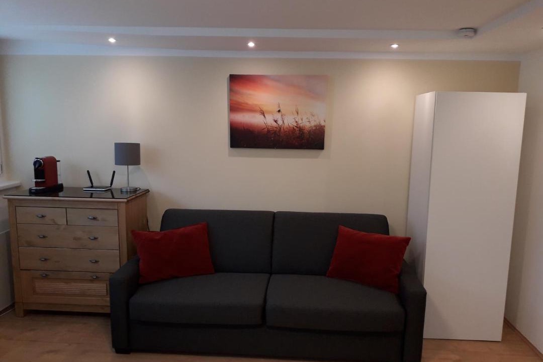 Wahring Apartment | Cosy studio flat in the quiet area with own garden, free parking and direct public transport link to the centre