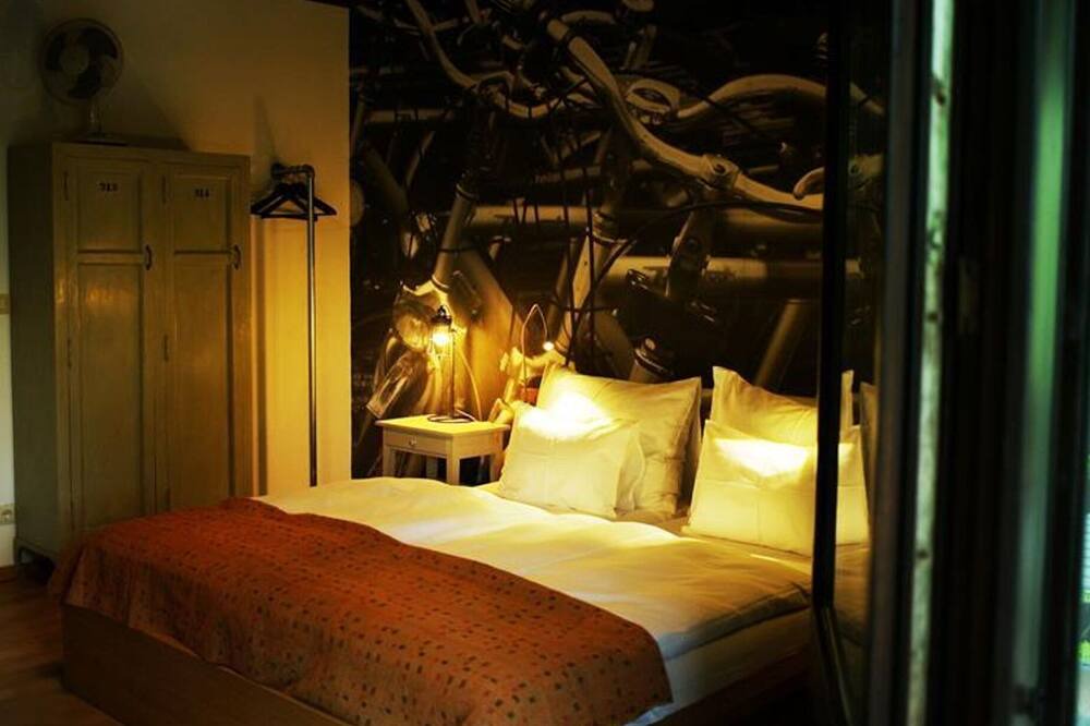 Photo of Bedroom in Rust