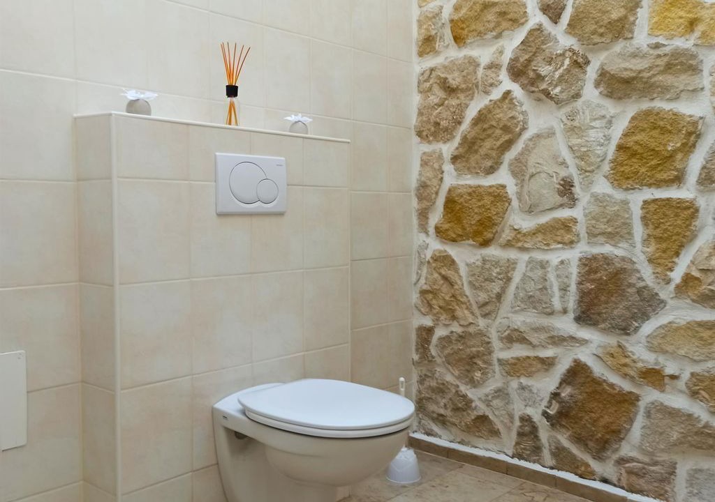 Photo of Bathroom in Rust