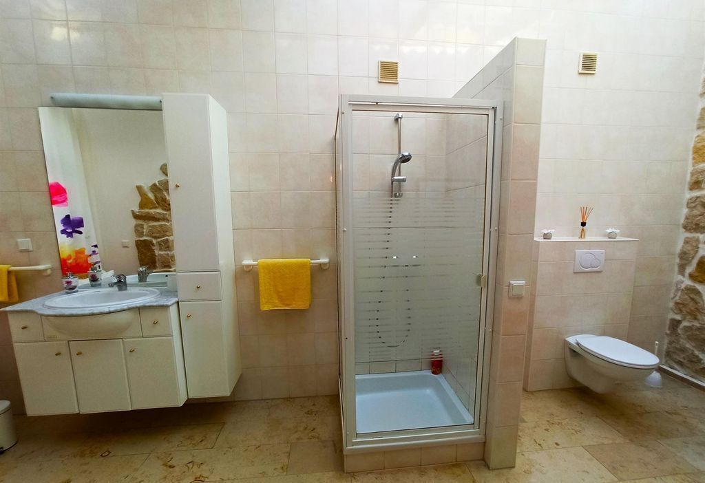 Photo of Bathroom in Rust