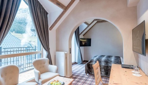 Basic Double Room, Balcony, Mountain View
