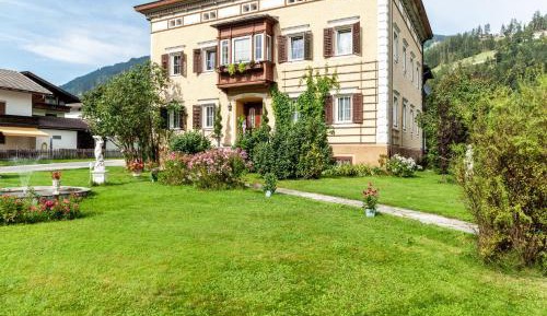 Two-Bedroom Deluxe Apartment with Garden View