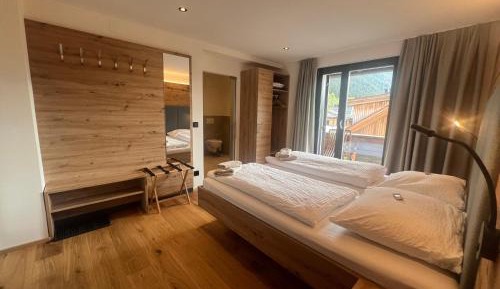 One-Bedroom Apartment with Lake View