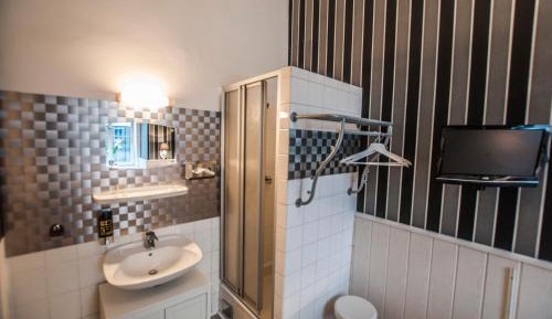 Single Room with Shared Toilet