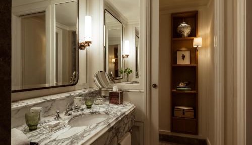 Deluxe Lakeside Suite