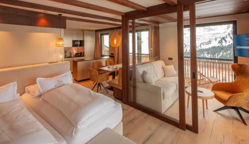 Three-Bedroom Suite (60m2 OG1)