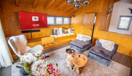 Four-Bedroom Chalet and private sauna 