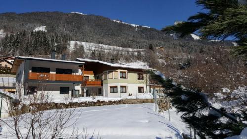 Two-Bedroom Apartment with Terrace and Mountain View