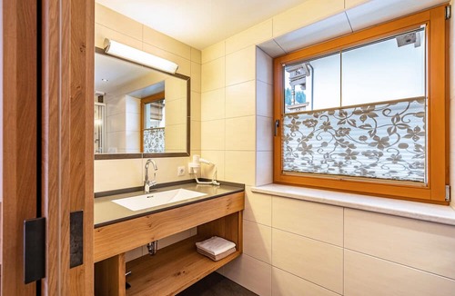 Lanersbach Apartment | Holiday Apartment 'Appartement Alpenrose' with Mountain View, Balcony & Wi-Fi