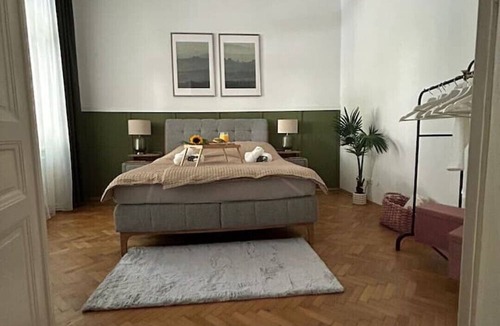 Meidling Apartment | 5 minutes Schönbrunn Gloriette, directly to the city center