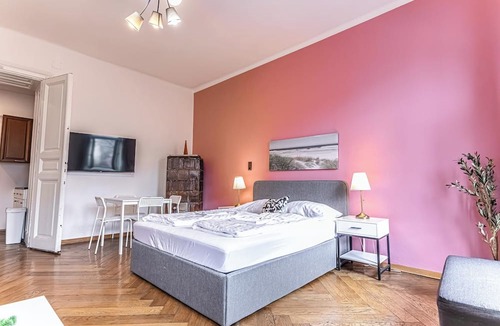 Wahring Apartment | Chic 1BR Apartment Near AKH Center