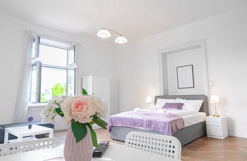 Wahring Apartment | Central Access 2BR Apt Near AKH Hospital