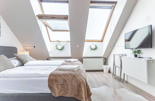 Favoriten Apartment | Stunning 12BR Floor For 24 People