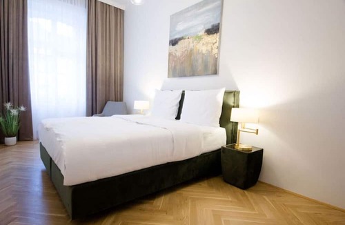 Innere Stadt Apartment | Superior Three-Bedroom Apartment - Opera