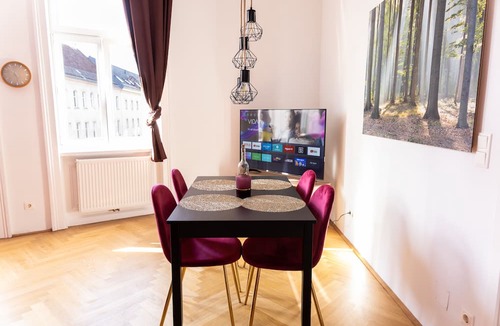 Vienna Apartment | Ruby Luxurious Apartment With View of Schönbrunn