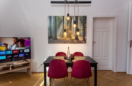 Vienna Apartment | Ruby Luxurious Apartment With View of Schönbrunn