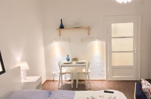 Neulerchenfeld Apartment | Apartment Top 2 mit Doppelbett im Wohnraum