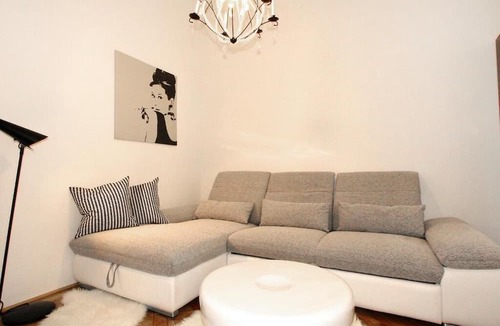 Schottenfeld Apartment | Modern vacation apartment (70sqm) for 4 people with kitchen