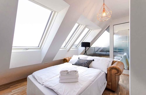 Weißgerber Apartment | ★Cozy & Elegant★ | Near Danube, ♛King Bed, Balcony