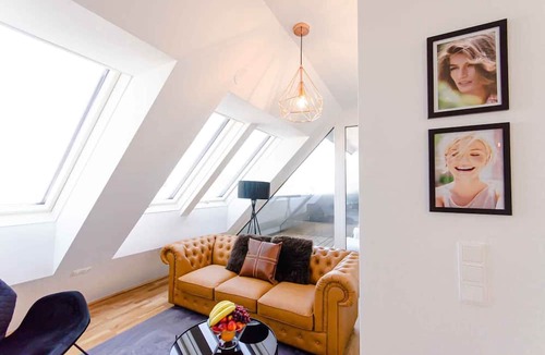 Weißgerber Apartment | ★Cozy & Elegant★ | Near Danube, ♛King Bed, Balcony