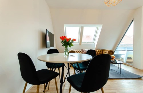 Weißgerber Apartment | ♛Luxurious Retreat | Mins to City Center + Balcony