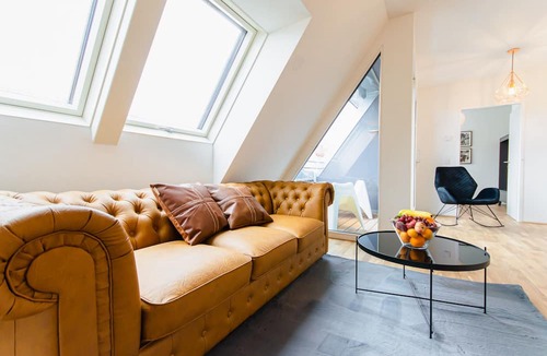 Weißgerber Apartment | ♛Luxurious Retreat | Mins to City Center + Balcony