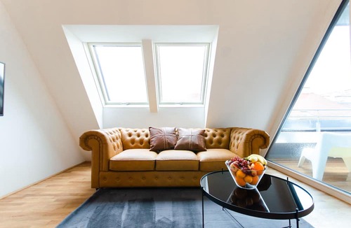 Weißgerber Apartment | ♛Luxurious Retreat | Mins to City Center + Balcony