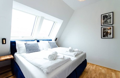 Weißgerber Apartment | ♛Luxurious Retreat | Mins to City Center + Balcony