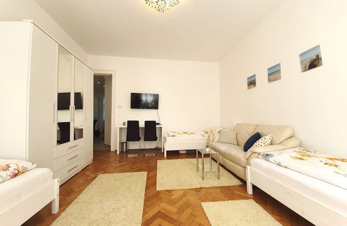 Schottenfeld Apartment | Cosy 3 Room Viennese Flat - 10min to City Center