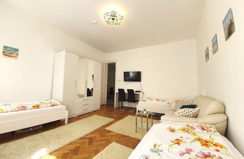 Schottenfeld Apartment | Cosy 3 Room Viennese Flat - 10min to City Center