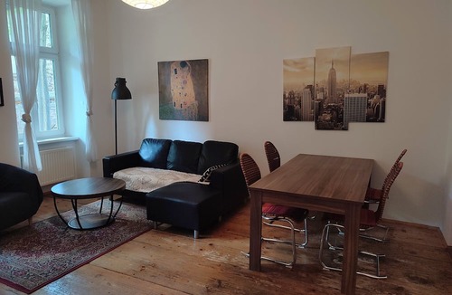 Funfhaus Apartment | small apartment: close to the subway, quiet courtyard