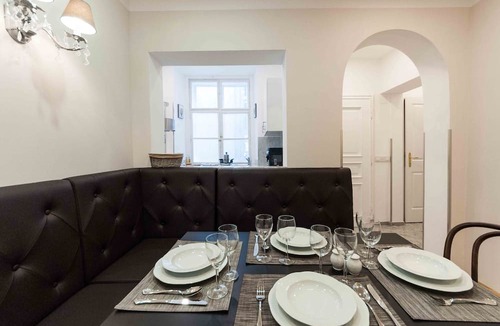 Innere Stadt Apartment | Classic 3-bed with A/C, Balcony Near The Cathedral
