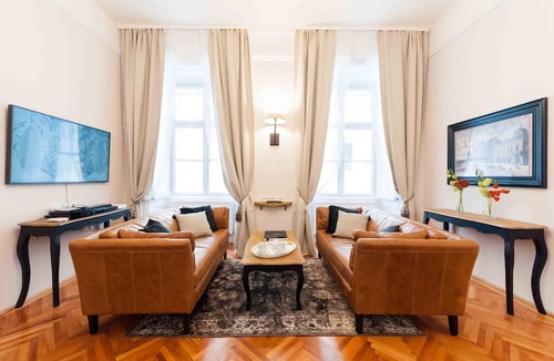 Innere Stadt Apartment | Classic 3-bed with A/C, Balcony Near The Cathedral