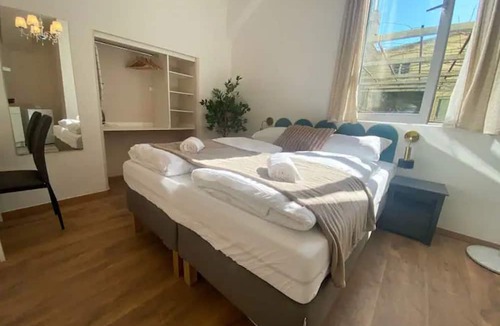 Funfhaus Apartment | Trendy Studio Prime Location w/kitchenette & TV