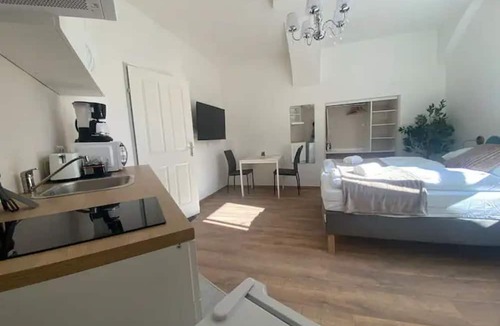 Funfhaus Apartment | Trendy Studio Prime Location w/kitchenette & TV