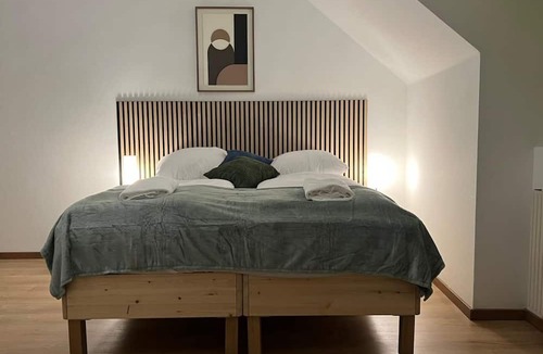 Landstrasse Apartment | Quiet Room with Balcony – Walk to Rennweg Station