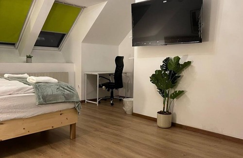 Landstrasse Apartment | Quiet Room with Balcony – Walk to Rennweg Station
