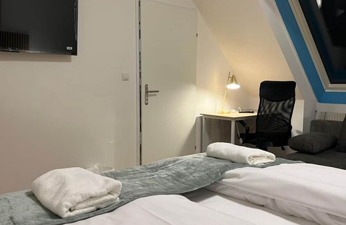 Landstrasse Apartment | Comfortable Room with Balcony Near Rennweg Station