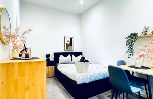 Klosterneuburg Apartment | Practical Studio Stay with Kitchen, Laundry & Great Location