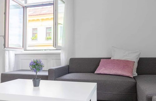 Wahring Apartment | Cozy 2BR Apt. near AKH Hospital-ideal for Longstay