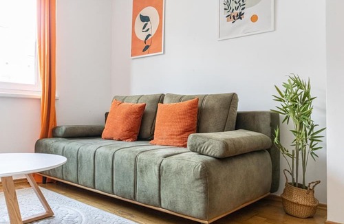 Favoriten Apartment | Cozy 1BR+1LV Apt. Steps Away from Reumannplatz U1