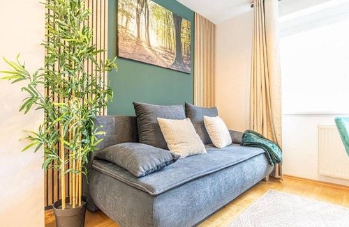 Favoriten Apartment | Charming 1BR Retreat Moments from Reumannplatz U1